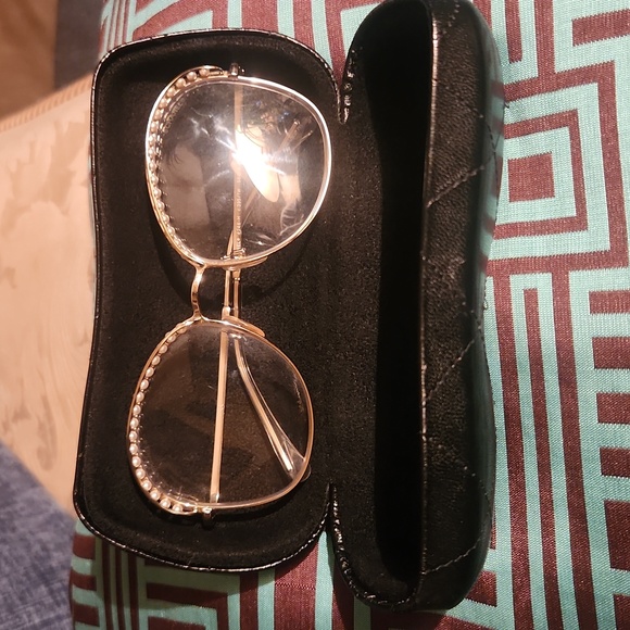 Sunglas - Picture 1 of 3